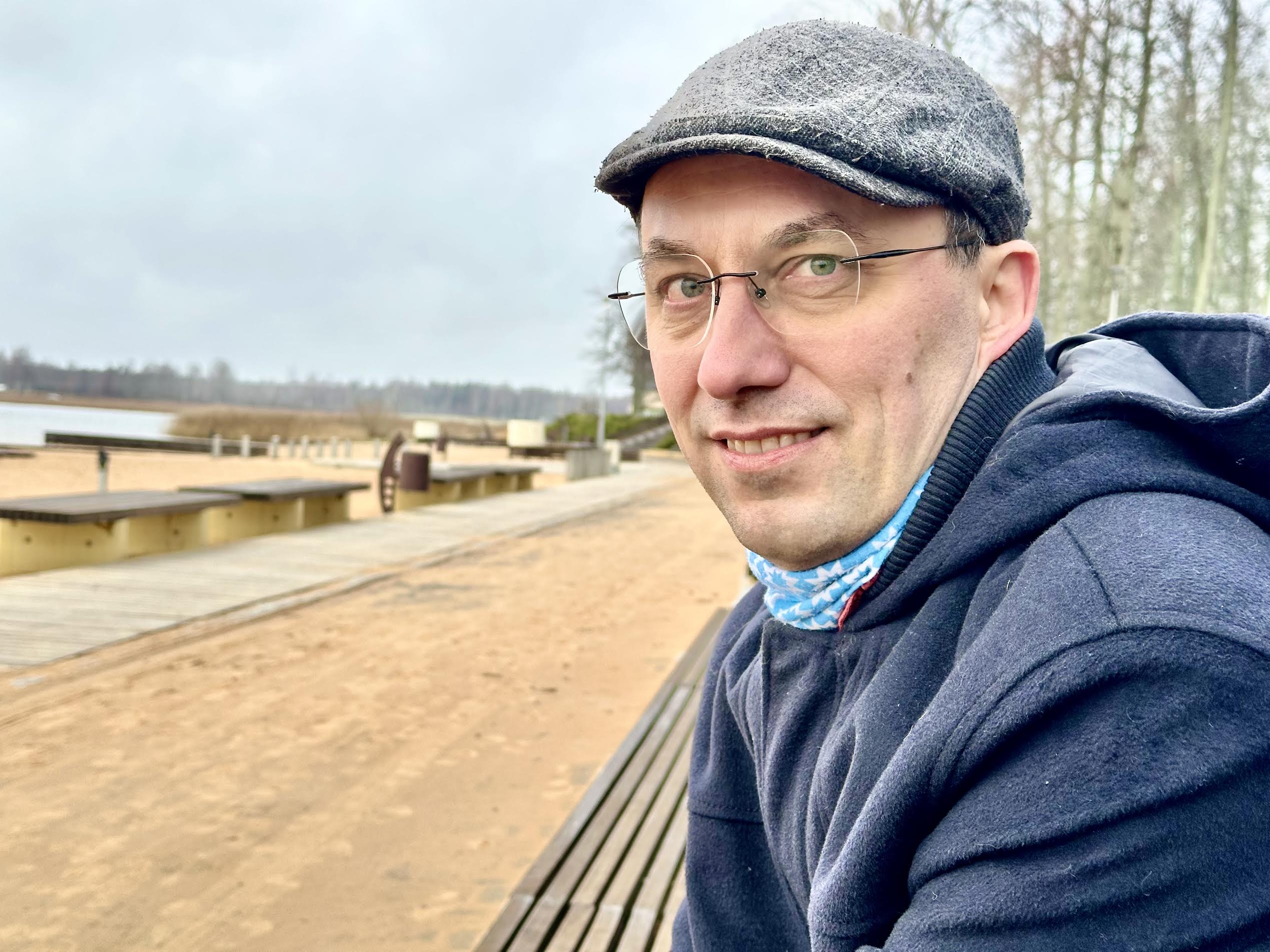 Koostaja ja toimetaja Lauri Suurmaa Tamula promenaadil intervjuud andmas. FOTO: Kalev Annom